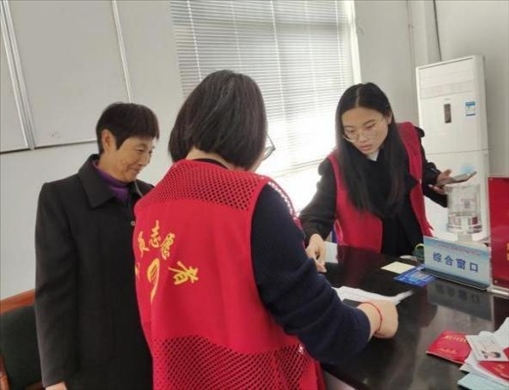 代辦人員為村民辦理醫(yī)保報(bào)銷。 圖片來源：江蘇南通啟東市數(shù)據(jù)局