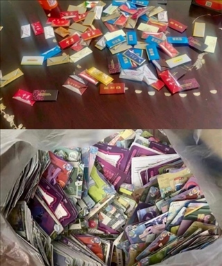 孩子們收集的煙卡、卡牌。受訪者供圖