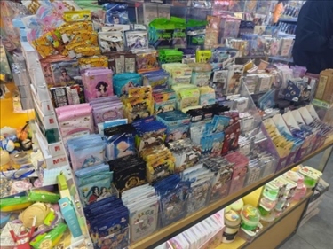 北京某文具店卡牌盲盒柜臺(tái)，未設(shè)相關(guān)提醒。人民網(wǎng)記者 黃鈺攝