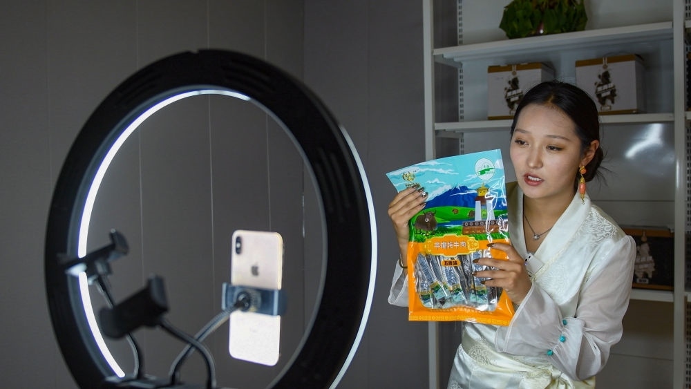 9月24日，果洛藏貢麻村村民多杰吉在進行網(wǎng)絡帶貨直播。（潘彬彬 攝）