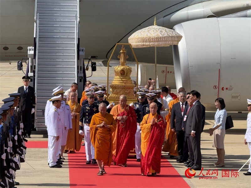 北京靈光寺佛牙舍利抵達(dá)泰國曼谷廊曼軍用機(jī)場。人民網(wǎng)記者章念生攝