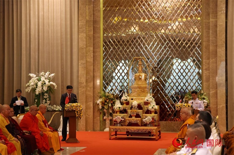 中泰兩國代表在曼谷廊曼軍用機(jī)場舉辦的迎請儀式上致辭。人民網(wǎng)記者楊一攝