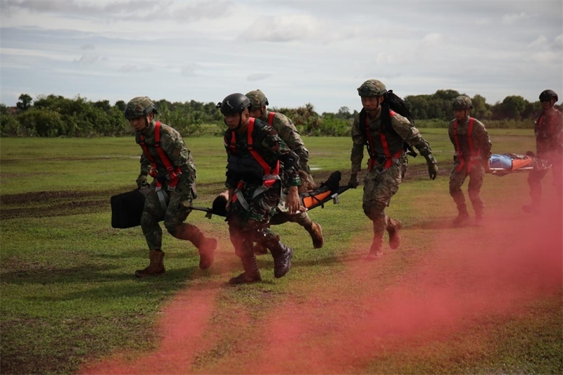 中印尼雙方空降兵隊(duì)員空降至指定地域后，迅速展開“傷病員”救治和轉(zhuǎn)移。段江山攝