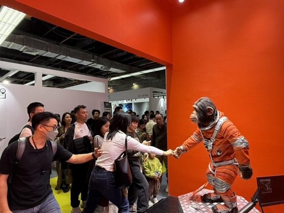 本土原創(chuàng)公司JIN ARTS帶領(lǐng)仿生機器人亮相廣州設(shè)計周11號館。(受訪者供圖)
