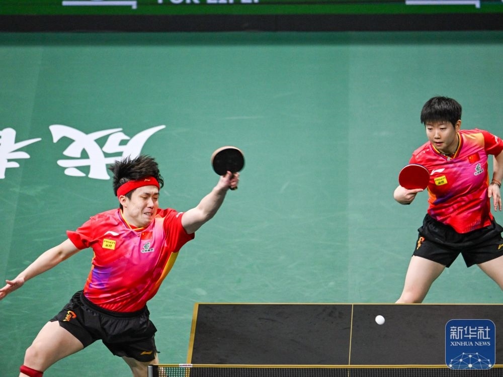 ↑中國(guó)隊(duì)組合王楚欽（左）/孫穎莎在混雙比賽中。新華社記者 王曦 攝