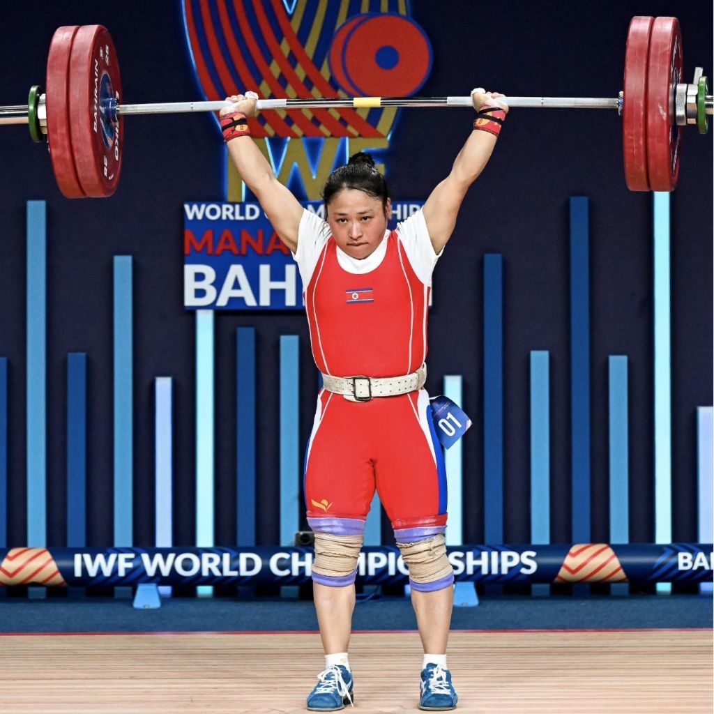 圖為李盛金在比賽中。圖片來源于國際舉重聯(lián)合會(huì)官網(wǎng)