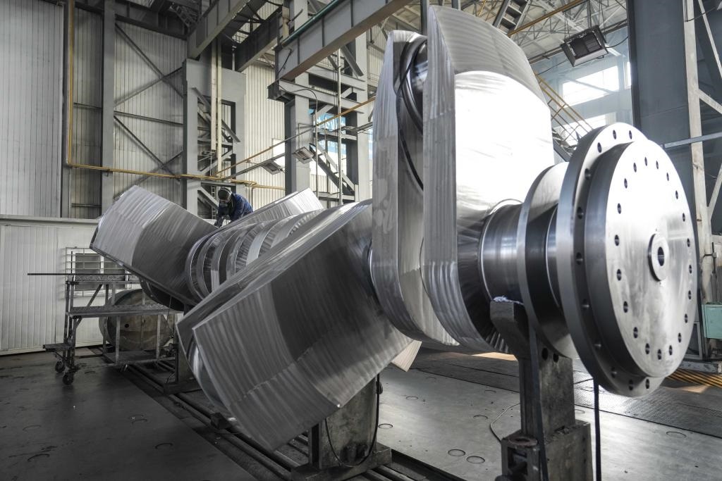 2024年1月11日，工人在大連華銳船用曲軸有限公司加工車間加工產(chǎn)品。新華社記者 潘昱龍 攝