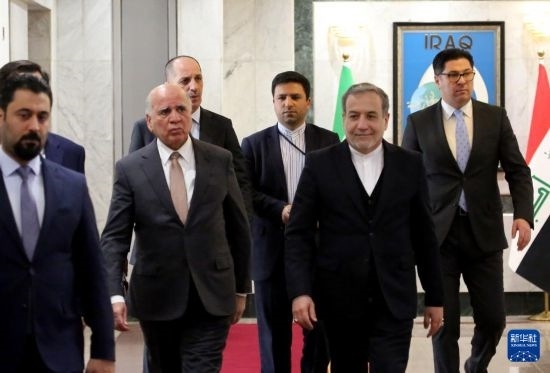 12月6日，伊拉克副總理兼外長侯賽因（中左）在巴格達會見伊朗外長阿拉格齊（中右）。新華社發(fā)（哈利勒·達伍德攝）