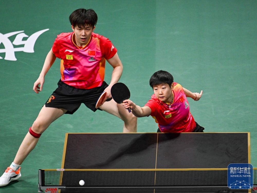 ↑中國(guó)隊(duì)組合王楚欽/孫穎莎（右）在混雙比賽中。新華社記者 王曦 攝
