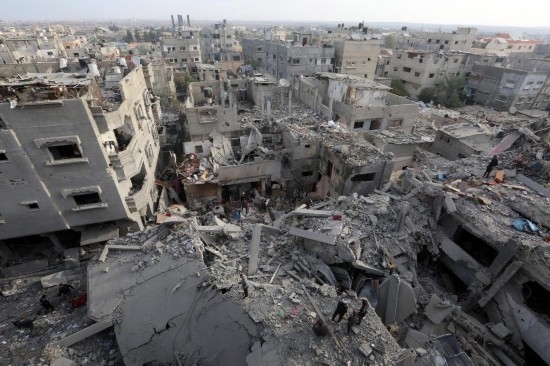 這是12月7日在加沙地帶中部努賽賴特難民營拍攝的遭以軍轟炸后的建筑廢墟。新華社發(fā)（里澤克·阿卜杜勒賈瓦德攝）