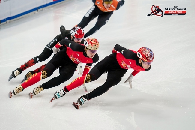 中國選手孫龍(右一)、劉少昂(右二)在比賽中。賽事組委會(huì)供圖