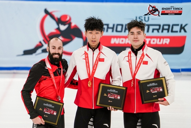 男子500米頒獎(jiǎng)儀式，中國選手孫龍(中)奪得冠軍，加拿大選手杜博伊斯(左)獲得亞軍，中國選手劉少昂獲得季軍。賽事組委會(huì)供圖