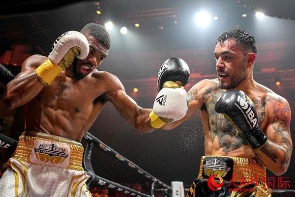 來自剛果民主共和國的帕特里克·穆卡拉（右）獲得了非洲80公斤級(jí)冠軍。人民網(wǎng) 塔里克·易卜拉欣攝