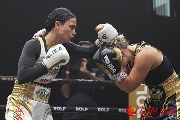 來自伊朗和羅馬尼亞的女選手進(jìn)行了墊場賽。人民網(wǎng) 塔里克·易卜拉欣攝