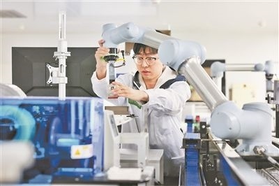 廣東省深圳市科研人員在實驗室調(diào)試智能機器人。視覺中國供圖