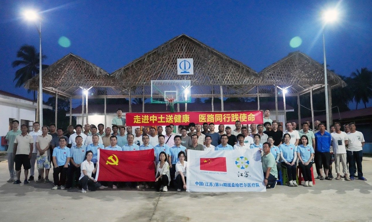 醫(yī)療隊(duì)與中土東非桑島分公司合影。中國土木供圖