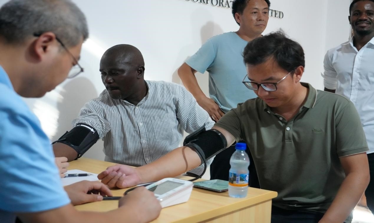 醫(yī)療隊(duì)專家診療現(xiàn)場(chǎng)。中國土木供圖