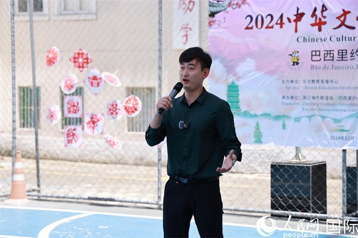 歌曲《故鄉(xiāng)的云》喚起了在外游子對(duì)故鄉(xiāng)的懷念。人民網(wǎng)記者 陳海琪攝