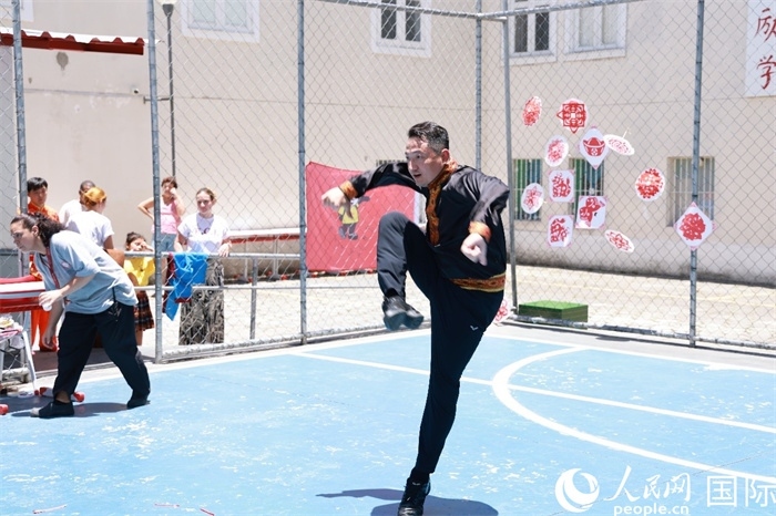 塔吉克舞蹈《夢(mèng)想》通過靈動(dòng)的舞姿展現(xiàn)了塔吉克族對(duì)美好生活的向往，仿佛帶領(lǐng)觀眾走進(jìn)了帕米爾高原。人民網(wǎng)記者 陳海琪攝