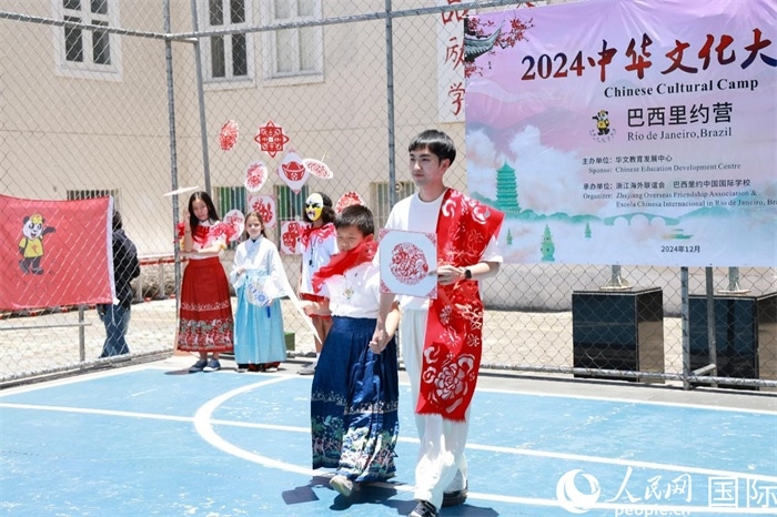 《SHOW美中華》通過國風(fēng)服飾走秀，將傳統(tǒng)文化與現(xiàn)代創(chuàng)意完美結(jié)合。人民網(wǎng)記者 陳海琪攝