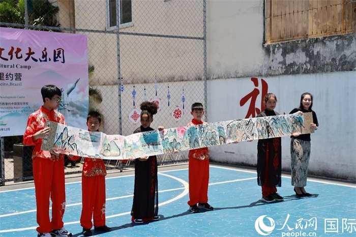 《一書一畫》展現(xiàn)了小營員們的繪畫技巧。人民網(wǎng)記者 陳海琪攝