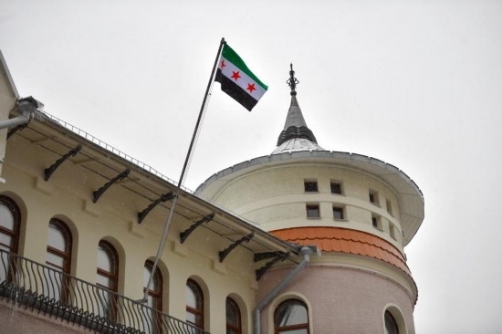 12月9日，在俄羅斯首都莫斯科，敘利亞駐俄羅斯使館升起代表敘利亞反對派的旗幟。新華社發(fā)（亞歷山大攝）