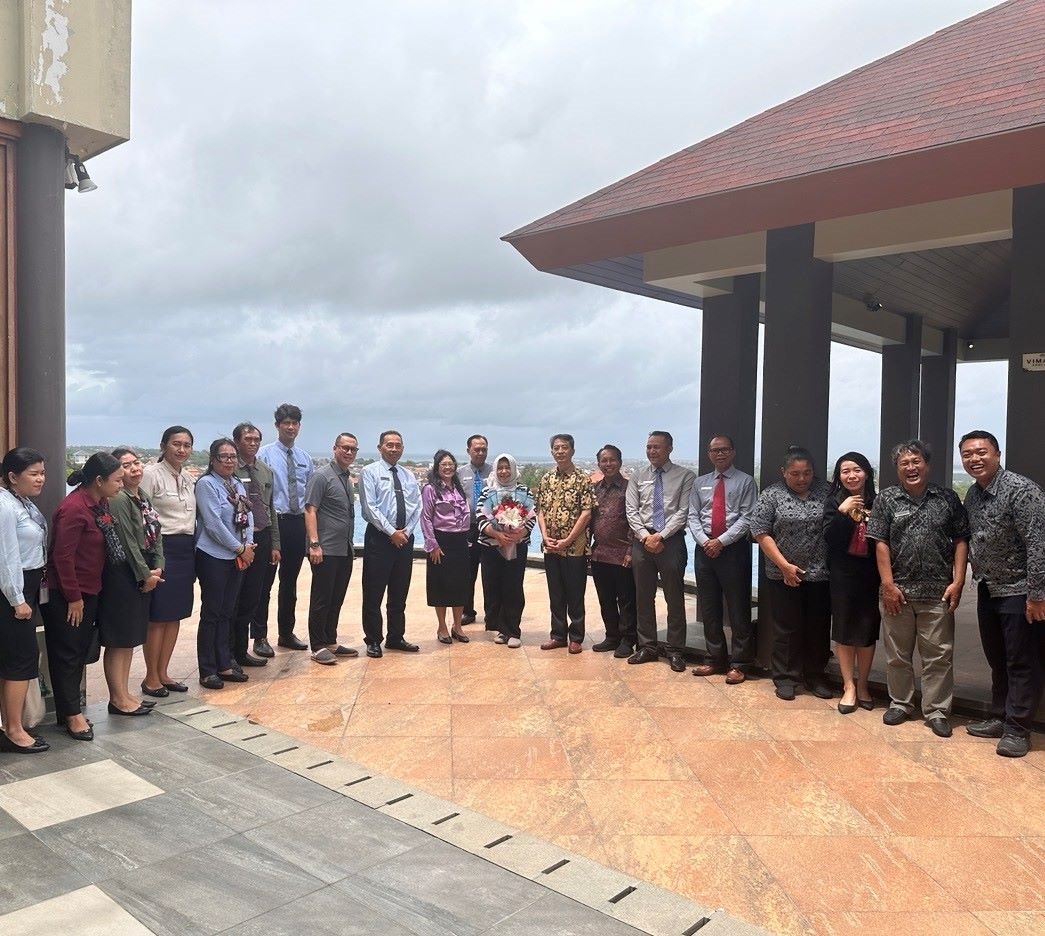 座談會全體人員合影。烏達(dá)雅納大學(xué)旅游孔子學(xué)院供圖