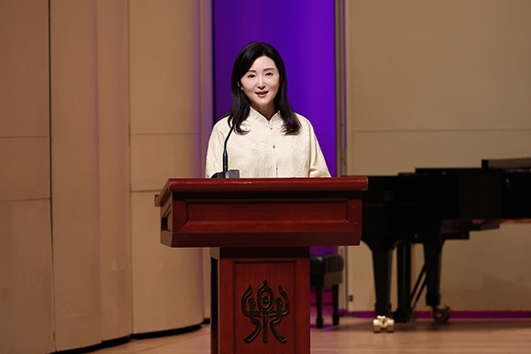 中央音樂學(xué)院黨委書記、中國民族管弦樂學(xué)會胡琴專業(yè)委員會會長于紅梅致辭。中國民族管弦樂學(xué)會胡琴專業(yè)委員會供圖
