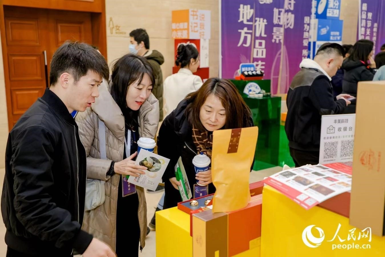 “精品消費(fèi)月·雙節(jié)關(guān)愛季”專項(xiàng)工作首站活動(dòng)現(xiàn)場。