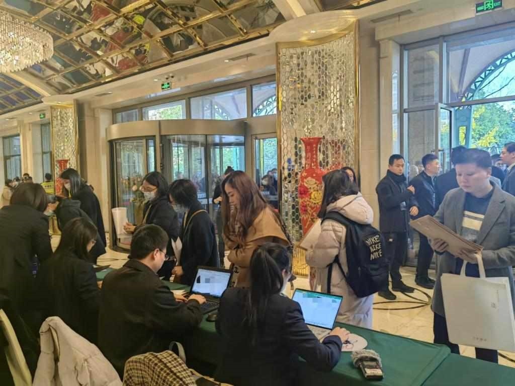 12月12日，第十批國家組織藥品集中帶量采購現(xiàn)場。新華社記者龔雯 攝