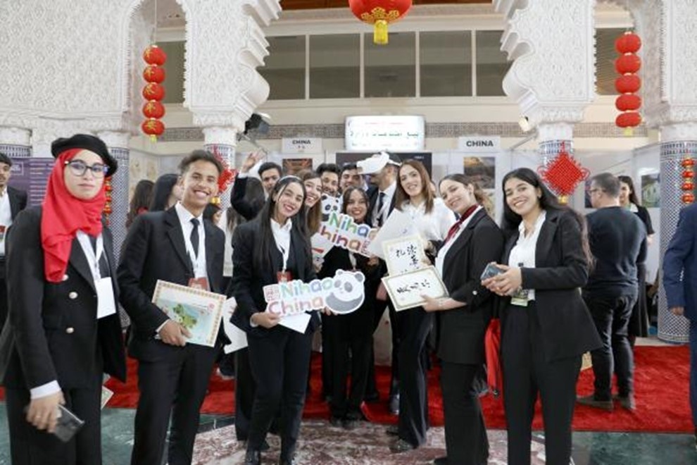 當(dāng)?shù)孛癖娛殖帧澳愫?！中國”手牌合影。拉巴特中國文化中心供圖