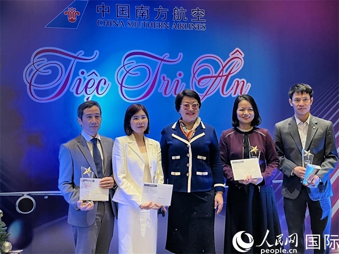 中越航司界代表在交流會(huì)上合影。人民網(wǎng)記者 楊曄攝