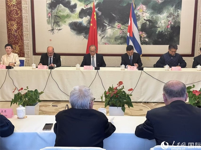 “紀(jì)念首批中國(guó)學(xué)生赴古巴留學(xué)暨中古開啟教育合作60周年座談會(huì)”在京舉辦。人民網(wǎng)記者 趙健攝