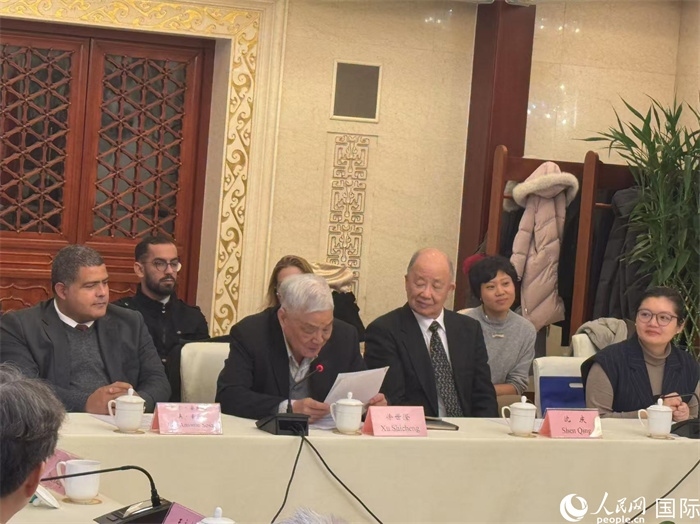 老一輩赴古留學(xué)生代表徐世澄在座談會(huì)上發(fā)言。人民網(wǎng)記者 趙健攝