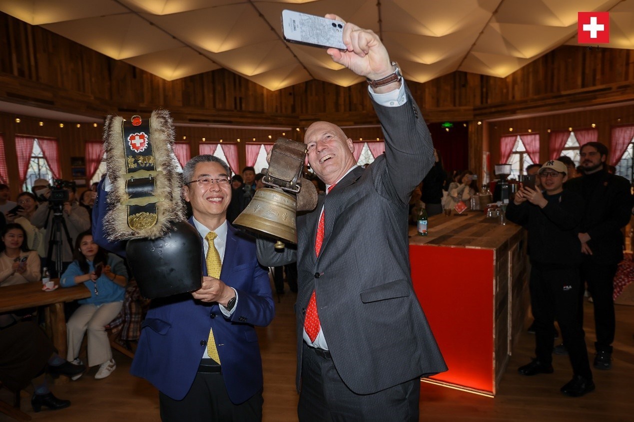 瑞士駐華大使白瑞誼與北京市西城區(qū)委副書記、代區(qū)長郅海杰搖響瑞士牛鈴，共同為小木屋揭幕。瑞士駐華大使館供圖