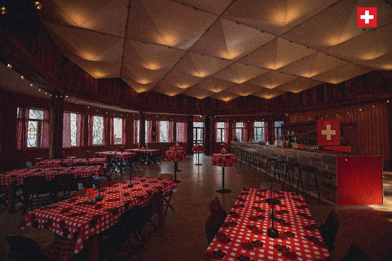 瑞士小木屋內(nèi)飾采用瑞士紅、森林棕與雪山白三種主色調(diào)，營造出自然與現(xiàn)代交融的氛圍。瑞士使館供圖