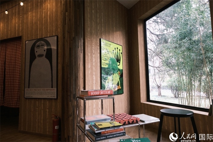 小木屋室內(nèi)一角體現(xiàn)出時尚簡約的瑞士元素。人民網(wǎng) 實習生黃睿攝