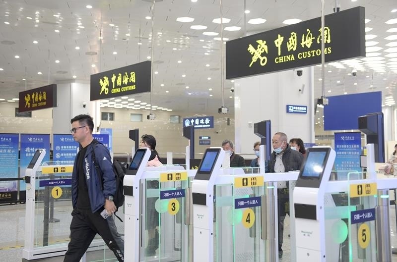 △2024年2月29日，旅客從橫琴口岸過(guò)關(guān)。