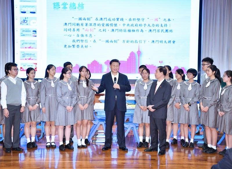 △2019年12月19日，在濠江中學(xué)附屬英才學(xué)校觀(guān)摩以“‘一國(guó)兩制’與澳門(mén)”為題的中國(guó)歷史公開(kāi)課后，習(xí)近平主席走到學(xué)生中間即席發(fā)表重要講話(huà)。