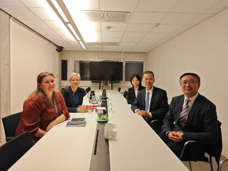 中國(guó)駐瑞典大使崔愛民會(huì)見瑞典聯(lián)合國(guó)教科文組織全國(guó)委員會(huì)秘書長(zhǎng)。中國(guó)駐瑞典大使館供圖