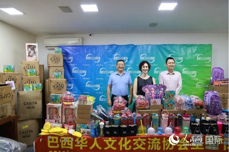 中國駐里約熱內(nèi)盧總領(lǐng)館副總領(lǐng)事王尉育（右）、里約慈善協(xié)會主席保拉·菲格雷多（中）、巴西華人文化交流協(xié)會主席上官建峰（左）出席捐贈活動并致辭。人民網(wǎng)記者 陳海琪攝