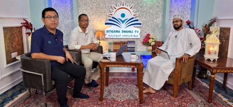 牛曉兵主任參與當(dāng)?shù)仉娨暸_(tái)訪談。中國援桑醫(yī)療隊(duì)供圖