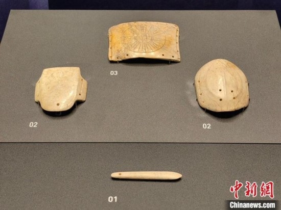 12月14日，“文明先鋒—凌家灘文化玉器展”在故宮博物院文華殿開幕。圖為展覽現(xiàn)場(chǎng)的玉龜、玉版和玉簽。 中新社記者 應(yīng)妮 攝