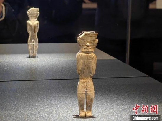 12月14日，“文明先鋒—凌家灘文化玉器展”在故宮博物院文華殿開幕。圖為展覽現(xiàn)場(chǎng)的立姿玉人。 中新社記者 應(yīng)妮 攝