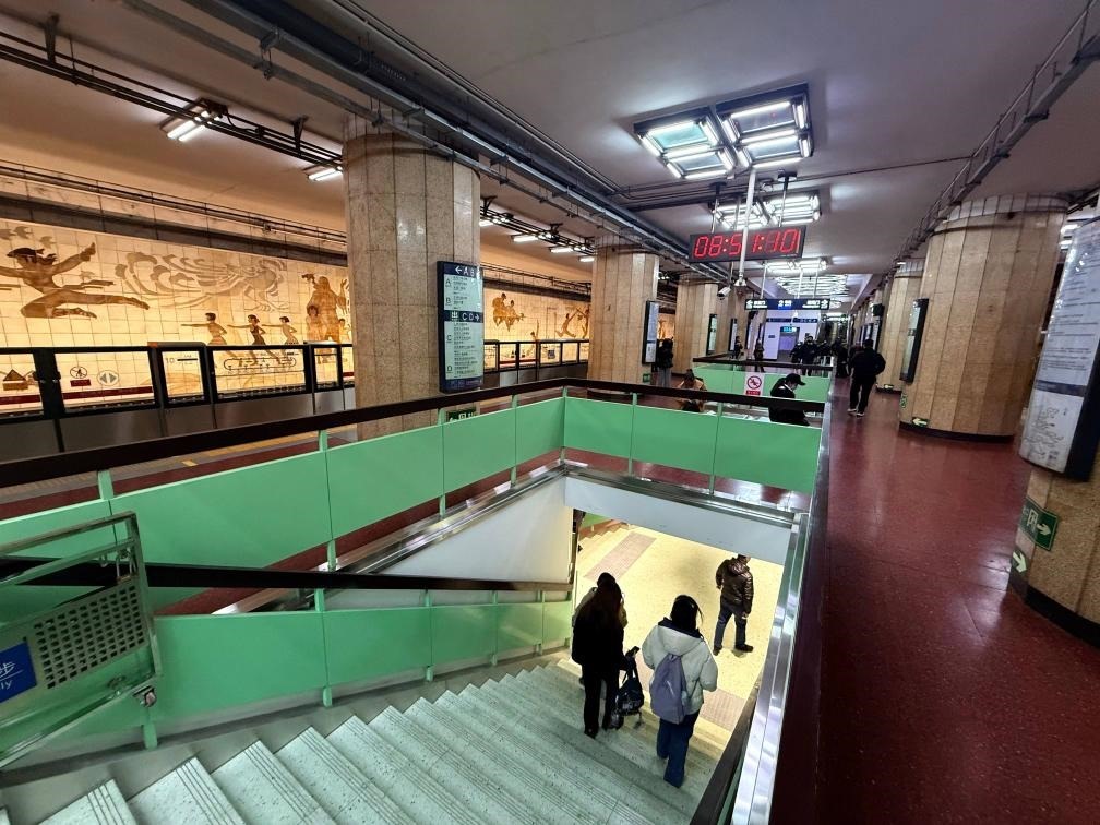 乘客從北京地鐵2號線東四十條站走“站中站”換乘地鐵3號線。新華社記者張驍 攝