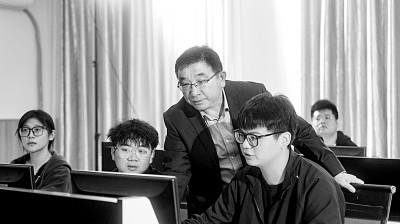 于濤教授對團(tuán)隊成員進(jìn)行技術(shù)指導(dǎo)。資料圖片