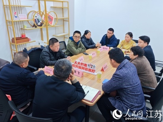 “紅興會(huì)客廳”，一場(chǎng)助企紓困協(xié)調(diào)會(huì)正在進(jìn)行。人民網(wǎng) 徐晨曦?cái)z