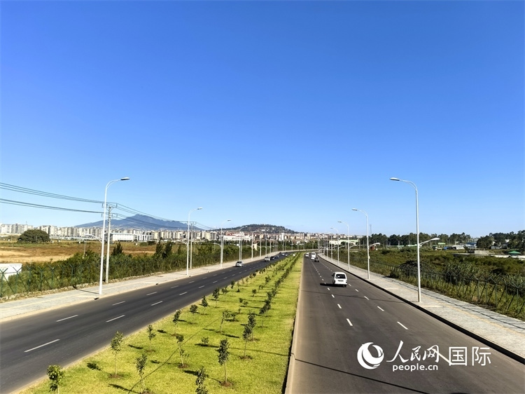 新近完工的埃塞俄比亞卡里提環(huán)線—布爾布拉—克林圖公路遠景。張洪衛(wèi)攝