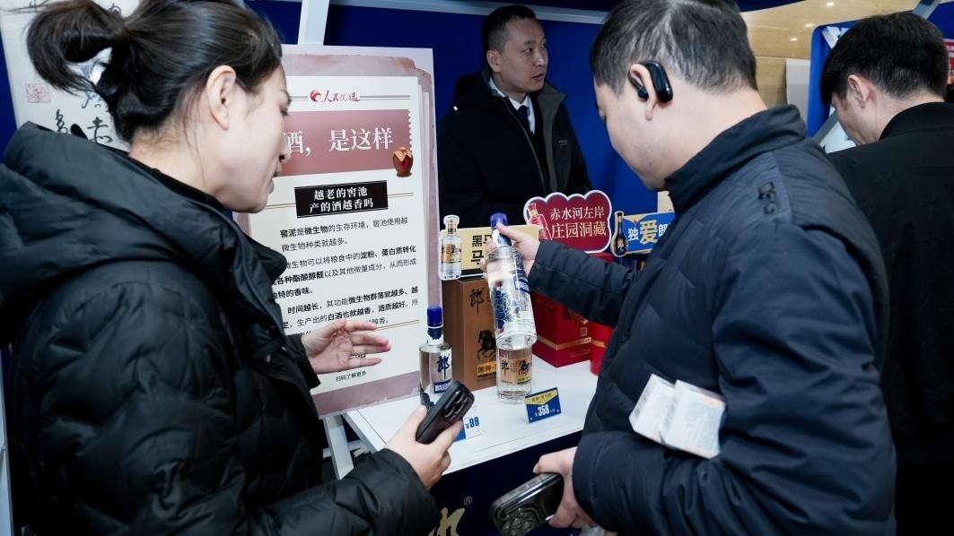 白酒展位負責人在為嘉賓介紹。張新攝