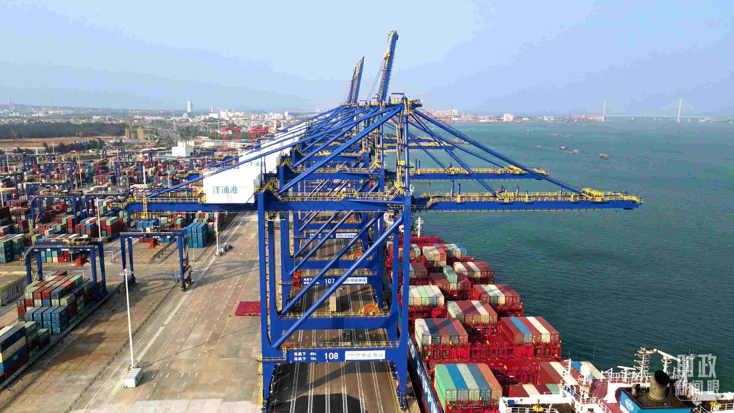 海南洋浦國際集裝箱碼頭小鏟灘港區(qū)。（總臺央視記者彭漢明拍攝）